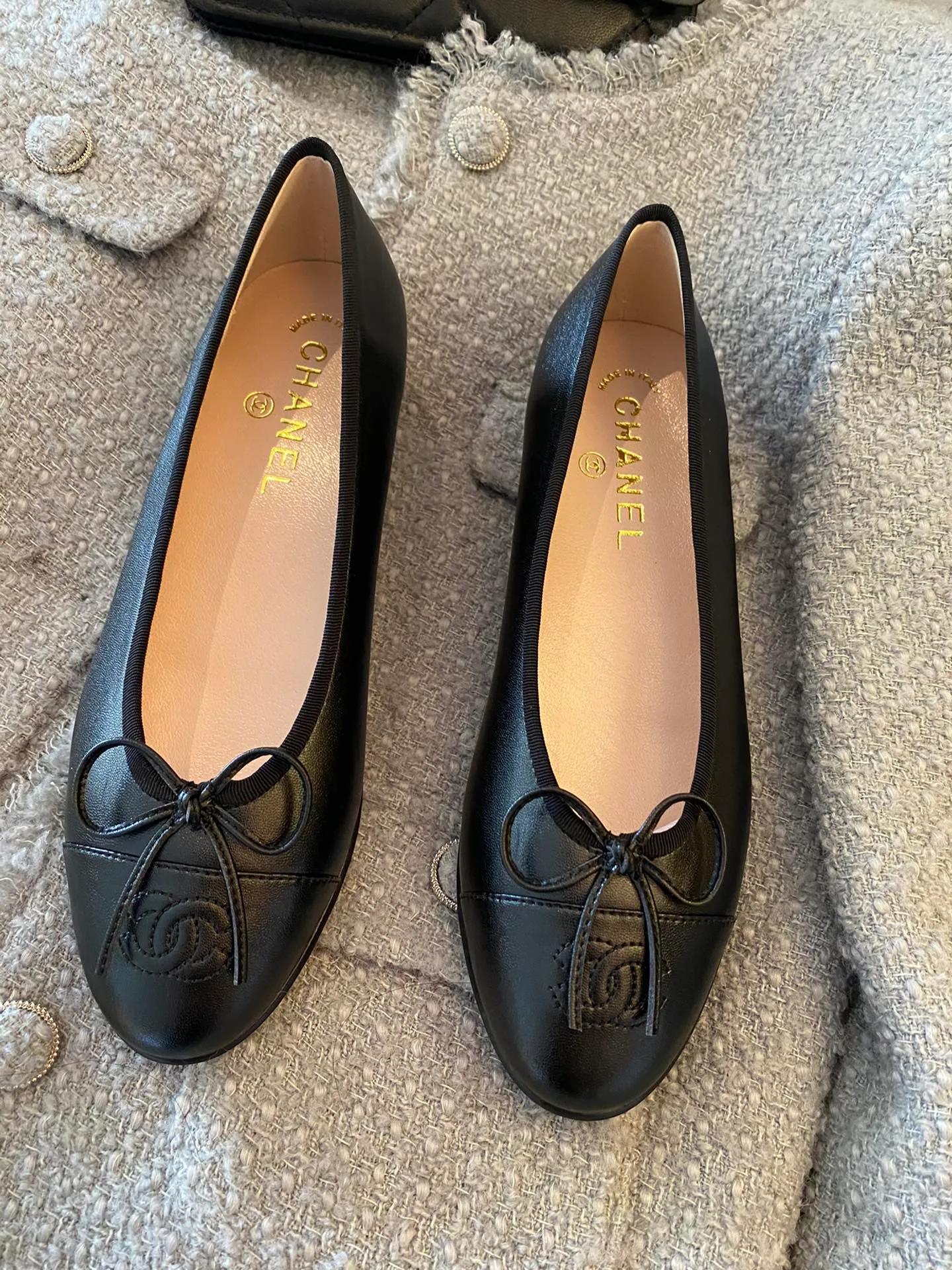 👟👟Ex-factory price 440👟👟 CHANEL ballet shoes... The classic style is versatile in all seasons♥️♥️Many Internet celebrities have demonstrated it personally... Simple color matching... Delicate little round toe... Classic small bow... Deep mouth bag bare foot shape ⚠️⚠️ CHANEL original customization, patent leather/mixed sheepskin/diamond surface/wool fabric and other uppers...Full sheepskin lining...ITALY genuine leather outsole 34-42 standard code (41.42 customized)